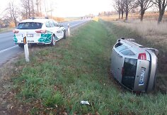 Panevėžio rajone į griovį nuvažiavo lengvasis automobilis