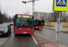 Dėl stovinčio automobilio autobusas negalėjo pravažiuoti Taikos g.