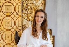 Agnės Deveikytės chalatų kolekcijos modelis