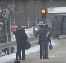 Estijos saugumo policijos nuotr./Apsikeitimas šnipais: Artiomas Zinčenka (nuotraukoje dešinėje, su mėlynu portfeliu) perduodamas Rusijai, o Raivo Susi perduodamas Estijai