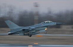 В Шяуляй прилетели датские истребители