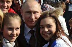 Путин не удержался и поцеловал Сотникову на приеме в честь завершения Олимпиады