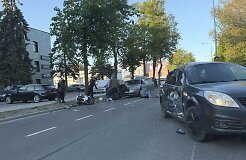 Kraupi avarija Klaipėdoje: motociklininkai blo&scaron;kėsi į &bdquo;Opelį&ldquo;, tarp sužeistų keleivių &ndash; ir policininkė