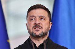 Karas Ukrainoje. Zelenskis: su Kremliumi buvo surengtas &bdquo;auklėjamasis pokalbis&ldquo;, tačiau Maskva nesusiprotės