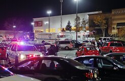 Преступник открыл огонь в торговом центре в США