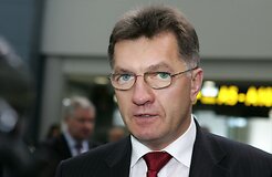Премьер не подтверждает, что "Газпром" предложил цену в 370 долларов США