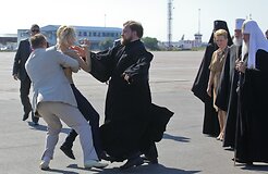 На Патриарха Кирилла напала полуголая активистка FEMEN