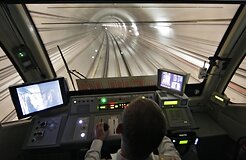 В московском метро погиб катавшийся между вагонами юноша