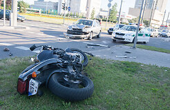 Утренняя авария в Вильнюсе: в результате столкновения со &Scaron;koda пострадал мотоциклист