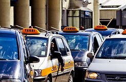 Борьба с тенью: таксисты считают, что изменившиеся со вторника правила учета доходов водителей являются неэффективными
