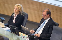 В Сейме Литвы идет битва за неприкосновенность трех "трудовиков": у В. Успасских, В. Вонжутайте и В. Гапшиса отняли неприкосновенность