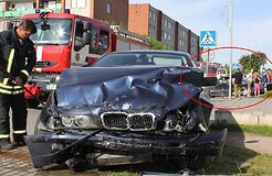 В Юрбаркасе столкнулись BMW и Mazda, в реанимацию доставлены два маленьких братика