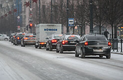 Литву снова заносит снегом, на дорогах стало опасно