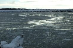 Ледоход крушит лед в Куршском заливе