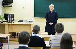 Президент Литвы со школьниками зажгла свечи в память о событиях 13 января у Вильнюсской телебашни