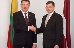 Премьер Литвы информировал латвийского коллегу о расширении газового терминала