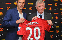 Самый громкий трансфер года состоялся! Фаны &laquo;Арсенала&raquo; жгут футболки ван Перси (видео!)