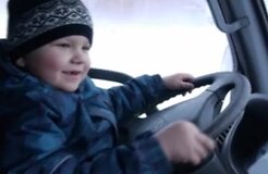 6-летний малыш научился водить грузовик