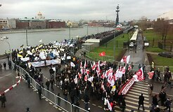 В центре Москвы проходит "Русский марш": неонацисты со свастикой, крики "Аллах п*****c" и "слава Брейвику"