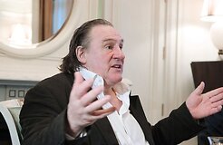 Депардье встретили в России: встреча песнями, ключи от новенькой квартиры, и обещание построить дом на берегу реки