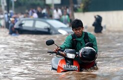 Сильнейшее наводнение в Джакарте: люди передвигаются по шею в воде