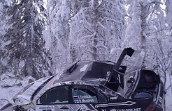 ФОТО: Самая сексуальная гонщица разбилась на раллийном автомобиле