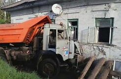 &laquo;КамАЗ&raquo; снес стену жилого дома в Пермском крае
