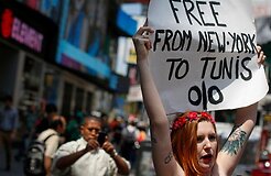 Ни дня без Femen: Олланду показали женские груди