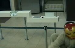 В США человек в маске Железного человека ограбил банк