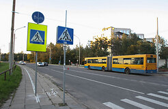 Ie&scaron;komas rožinis automobilis, padaręs avariją ir pabėgęs i&scaron; jos vietos