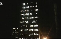 Ie&scaron;komas mielas vyrukas su sidabriniu automobiliu