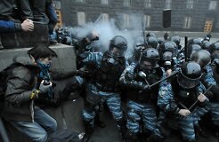 Во Львове &laquo;беркутовцы&raquo; на коленях попросили прощения у жителей