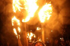 Двадцатилетнюю "ведьму" заживо сожгла толпа