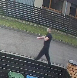 Kauno apskrities policijos nuotr./Automobilių apgadinimo tyrime Kauno policijos ieškomas vyras