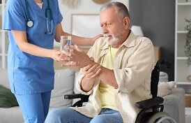 Tyrimas atskleidė netikėtą ry&scaron;į: tai palengvina sergančiųjų Parkinsono liga kasdienybę
