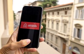 &bdquo;Airbnb&ldquo; keičia taisykles: kodėl nuomotojai piktinasi, o svečiai džiaugiasi?