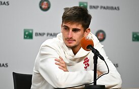 &Scaron;okas &bdquo;Roland Garros&ldquo; turnyre &ndash; dėl susirgusio tenisininko pusfinalis at&scaron;auktas
