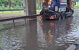 Audra Latvijoje pridarė rimtų nuostolių: Rygoje skendo gatvės, be elektros liko daugiau nei 100 tūkst.