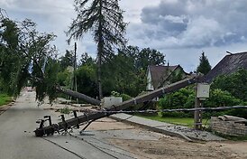 Ugniagesiai parodė, kokį mirtiną pavojų kelia ant žemės nukritę elektros laidai