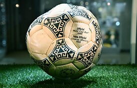 Už įspūdingą sumą parduotas kamuolys, kuriuo legendinį įvartį įmu&scaron;ė Maradona