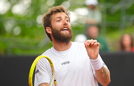 Prancūzijos tenisininko cirkas ATP turnyre &ndash; dvikovos metu nusimovė &scaron;ortus