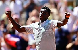 Istorinėje &bdquo;Roland Garros&ldquo; akistatoje &ndash; 17-mečio prancūzo triumfas