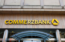 Prie&scaron; perėmimą kovojantis Vokietijos &bdquo;Commerzbank&ldquo; panaikins dar 3 tūkst. darbo vietų