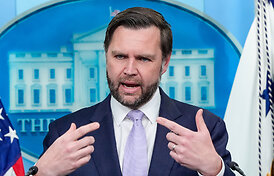 J. D. Vance'as: karių dislokavimas Lenkijoje atidėtas, o ne at&scaron;auktas