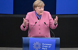 FT: ES svarsto skirti Angelą Merkel pasiuntine deryboms su Rusija