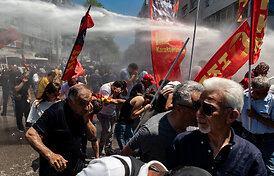 Turkijoje policija a&scaron;arinėmis dujomis i&scaron;vaikė opozicijos protestą