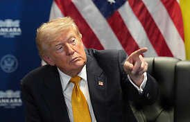 Donaldas Trumpas suvaldė pyktį, kad NATO vir&scaron;ūnių susitikimas baigtųsi teigiamai