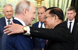 Vladimiras Putinas Kremliuje priėmė Mianmaro lyderį