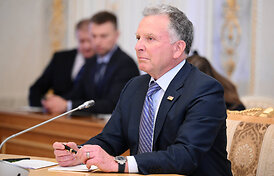 ES tikisi ataskaitos po JAV pasiuntinio ir Vladimiro Putino susitikimo