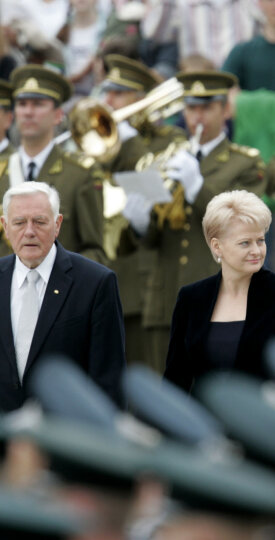 Bandymas gerinti santykius su Rytais &ndash; nukrypimas nuo Valdo Adamkaus užsienio politikos, prie kurios vertybių sistemos Dalia Grybauskaitė greitai grįžo.